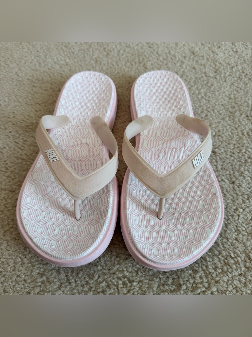 Nike Solay thong sandals feature geometric textured white footbed Women’s Sz 10